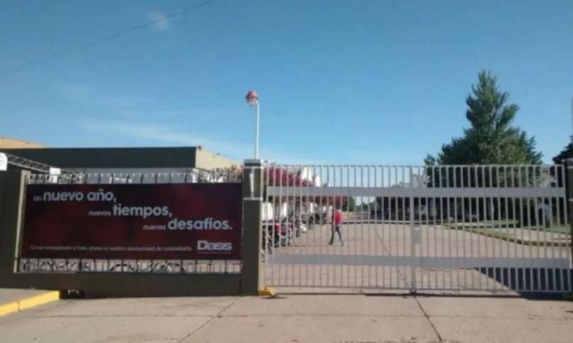 La única fábrica de zapatillas de Nike y Adidas de Argentina trasladó a Paraguay las máquinas de la planta que vació y ya contrató a 600 trabajadores en el país vecino