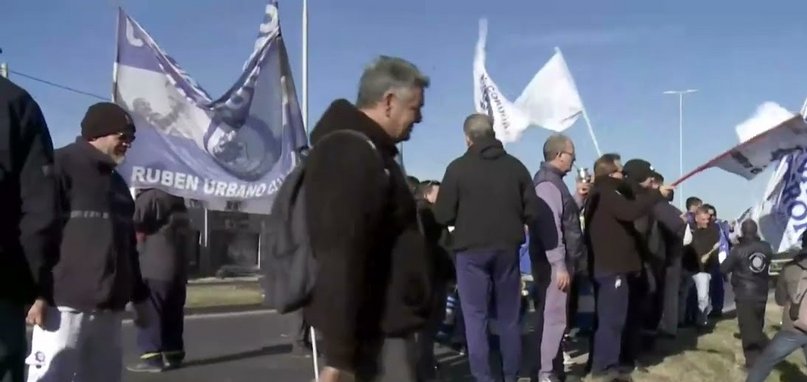 Córdoba: metalúrgicos toman una fábrica de sembradoras para denunciar despidos y la intención de la firma de pagar la mitad de la indemnización 