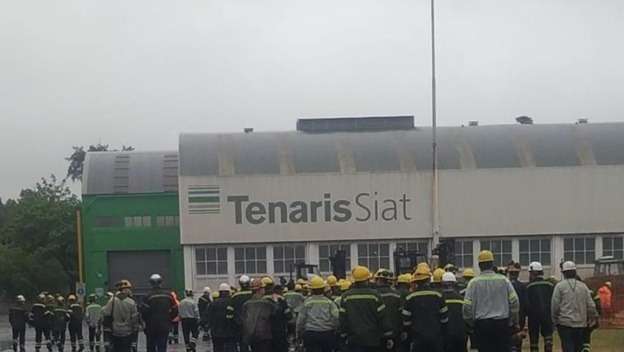 Techint despidió a 150 trabajadores de su planta de Valentín Alsina y crece la tensión con la UOM