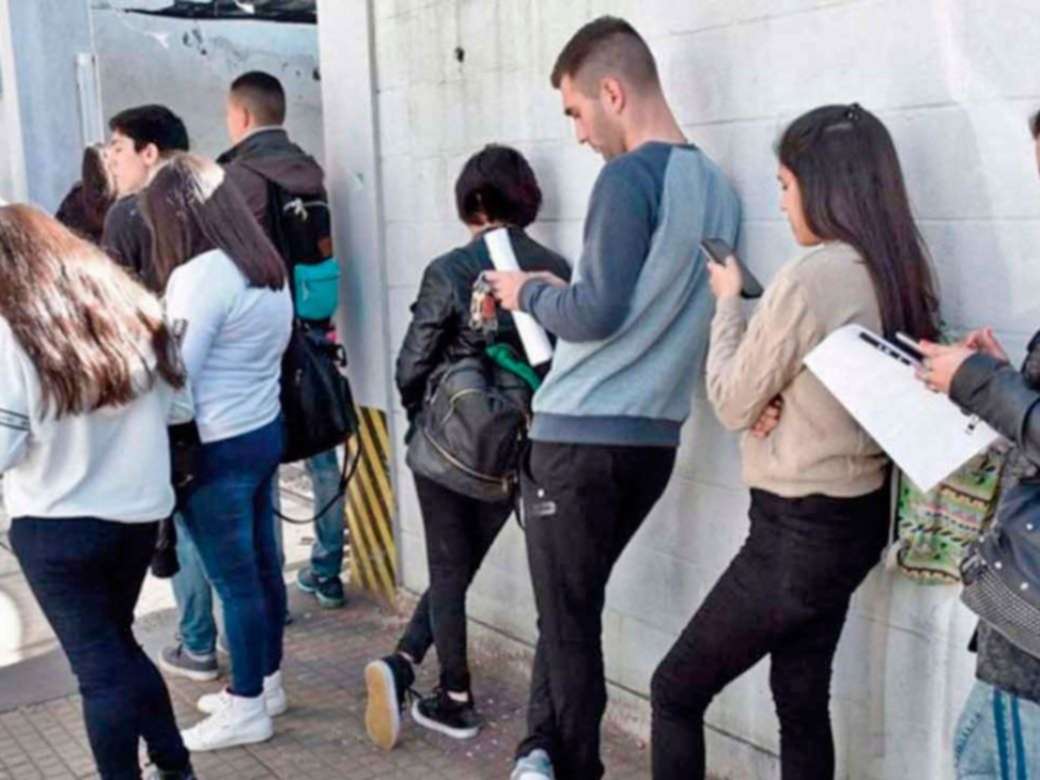 El trabajo formal se deteriora por casi un año consecutivo y ya se habla de “crisis estructural”