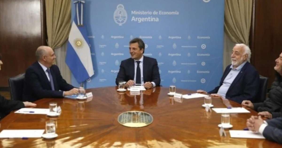 Hubo acuerdo y la UTA levantó el paro de colectivos en el interior